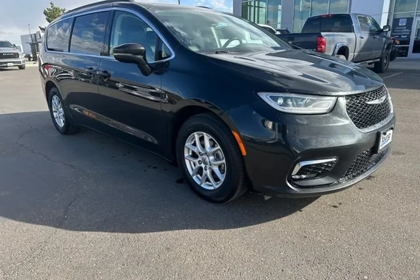 2022 Chrysler Pacifica Touring L photo 1