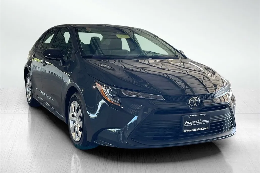 2025 Toyota Corolla LE photo 1