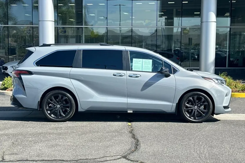 2023 Toyota Sienna XSE photo 1