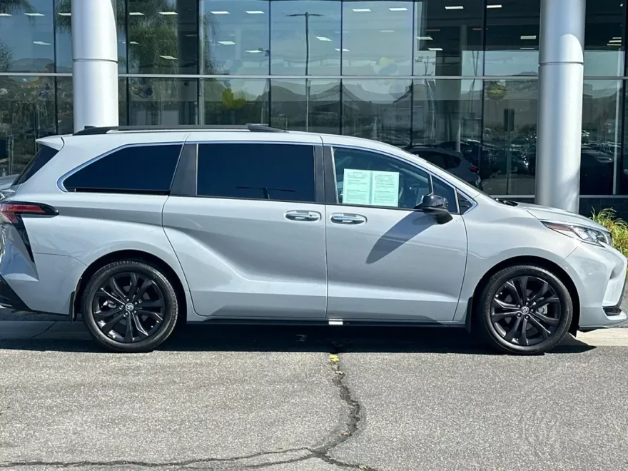 2023 Toyota Sienna XSE photo 1