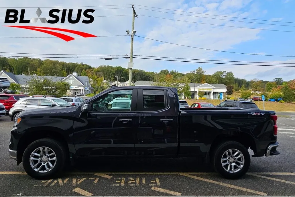 2022 Chevrolet Silverado 1500 LT photo 1
