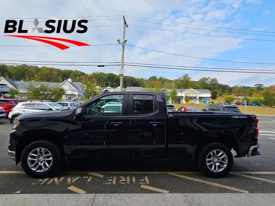 2022 Chevrolet Silverado 1500 LT photo 1