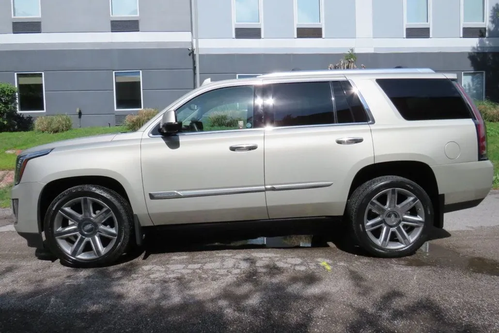 2015 Cadillac Escalade Luxury photo 1