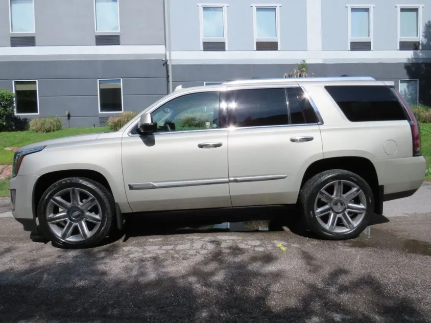 2015 Cadillac Escalade Luxury photo 1