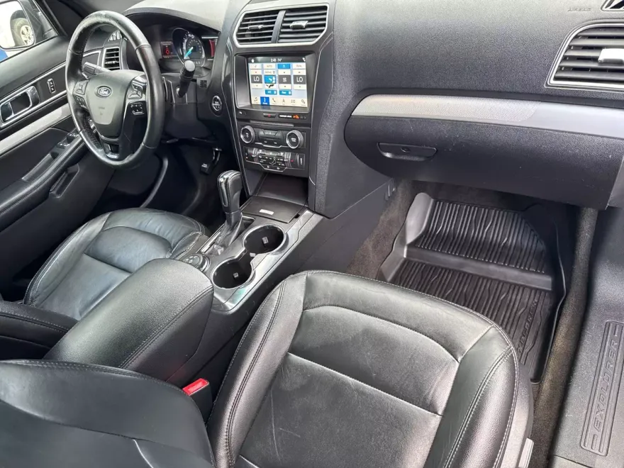 2017 Ford Explorer XLT photo 1