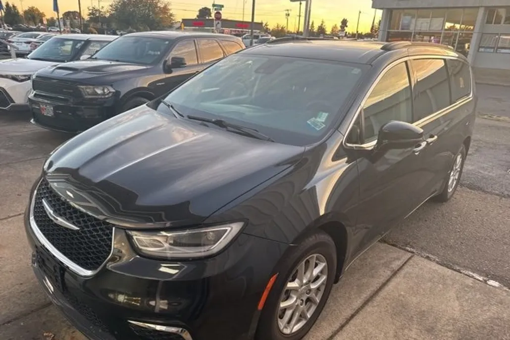 2022 Chrysler Pacifica Touring L photo 1