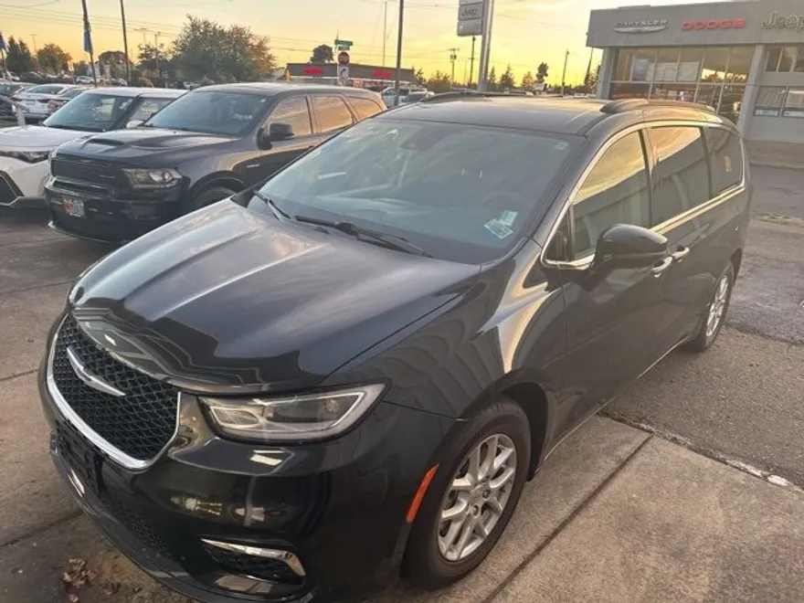 2022 Chrysler Pacifica Touring L photo 1