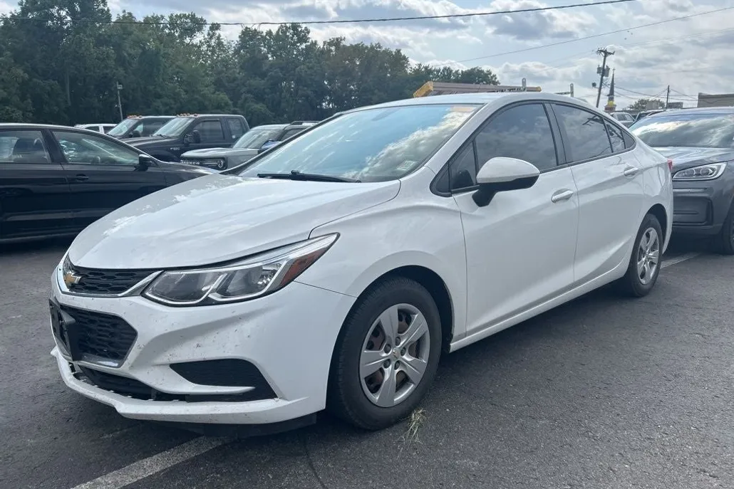 2018 Chevrolet Cruze LS photo 1