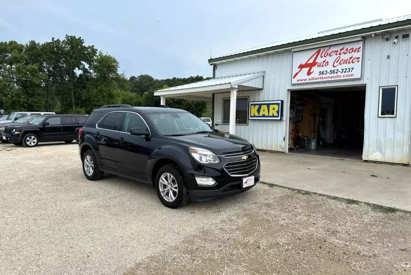 2017 Chevrolet Equinox LT photo 1