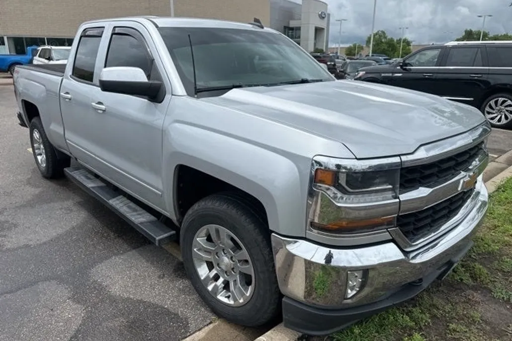 2017 Chevrolet Silverado 1500 LT photo 1