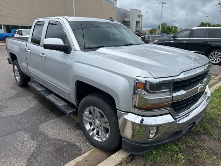 2017 Chevrolet Silverado 1500 LT photo 1