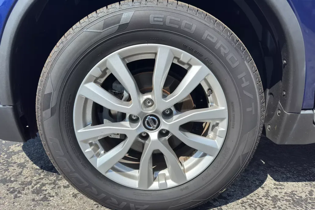 2017 Nissan Rogue SV photo 1