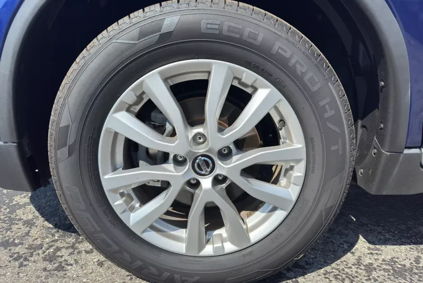 2017 Nissan Rogue SV photo 1
