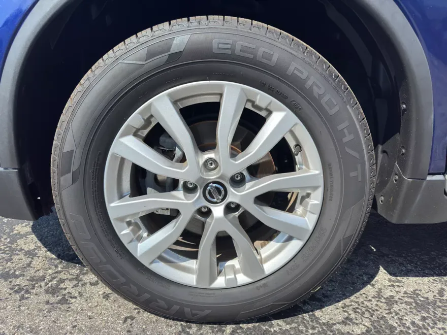 2017 Nissan Rogue SV photo 1