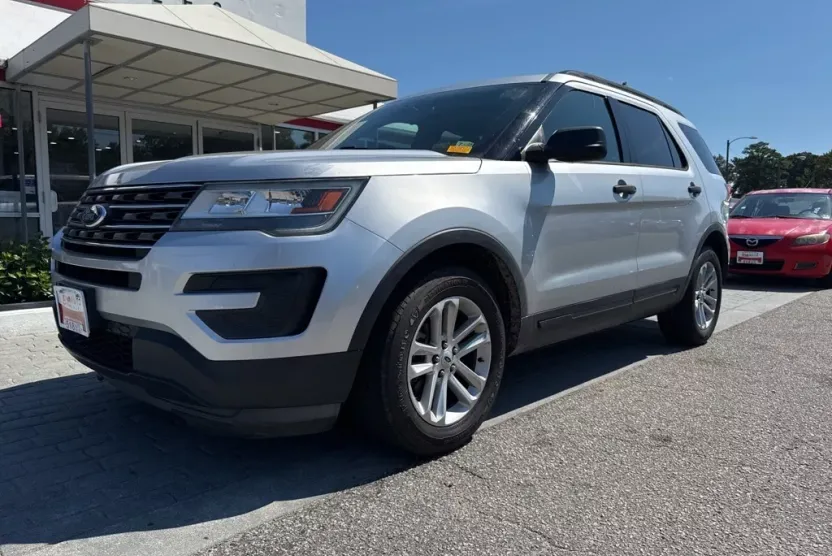 2017 Ford Explorer Base photo 1