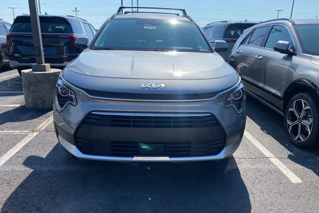 2025 Kia Niro EX photo 1