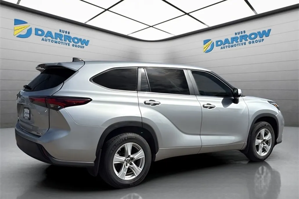2024 Toyota Highlander LE photo 1