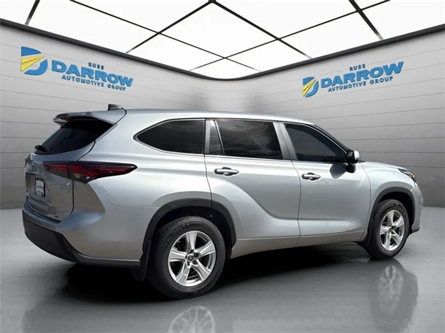 2024 Toyota Highlander LE photo 1