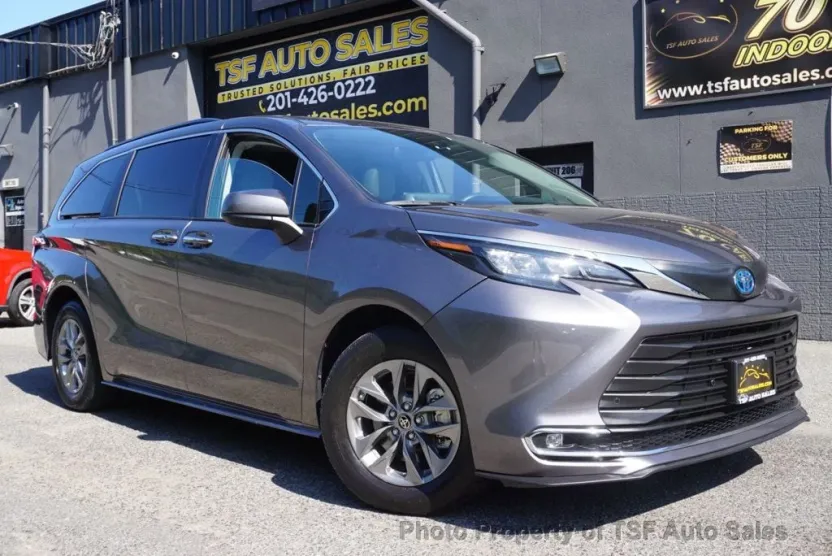 2024 Toyota Sienna XLE photo 1