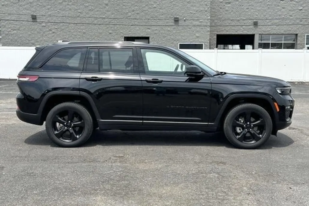 2023 Jeep Grand Cherokee Limited photo 1
