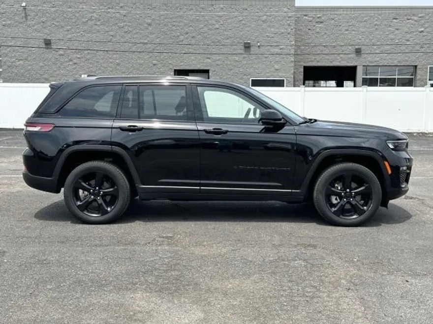 2023 Jeep Grand Cherokee Limited photo 1