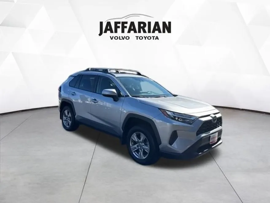 2022 Toyota RAV4 XLE photo 1