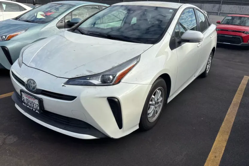 2019 Toyota Prius LE photo 1