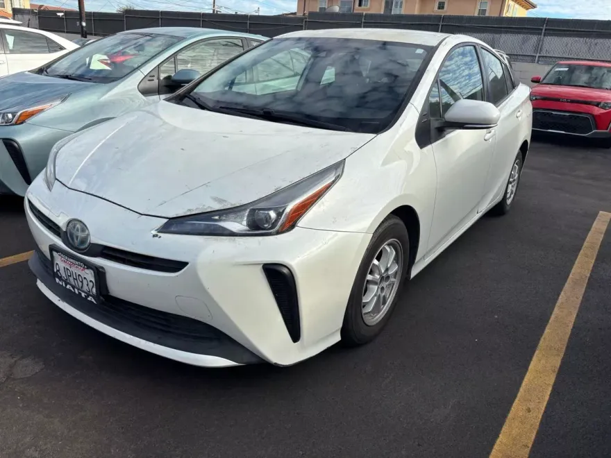 2019 Toyota Prius LE photo 1