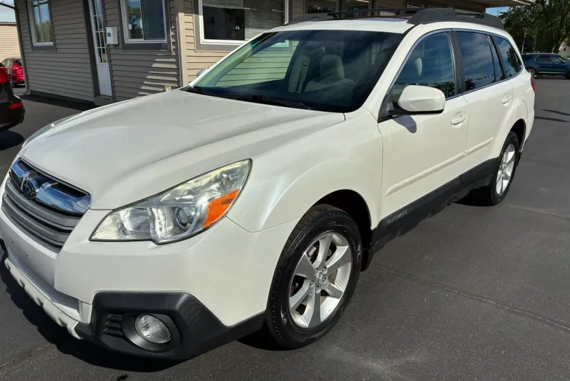 2014 Subaru Outback 2.5i Limited photo 1