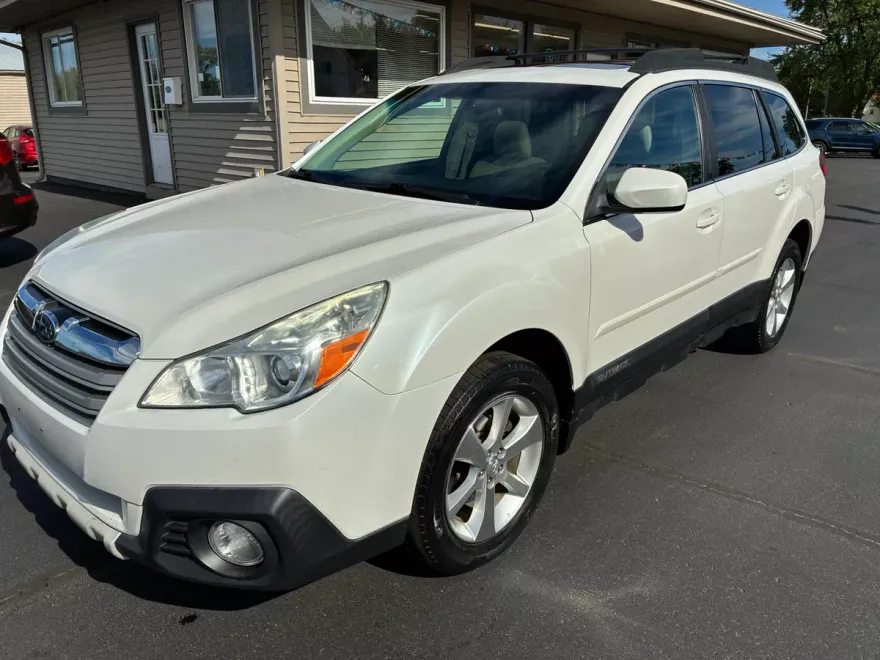 2014 Subaru Outback 2.5i Limited photo 1