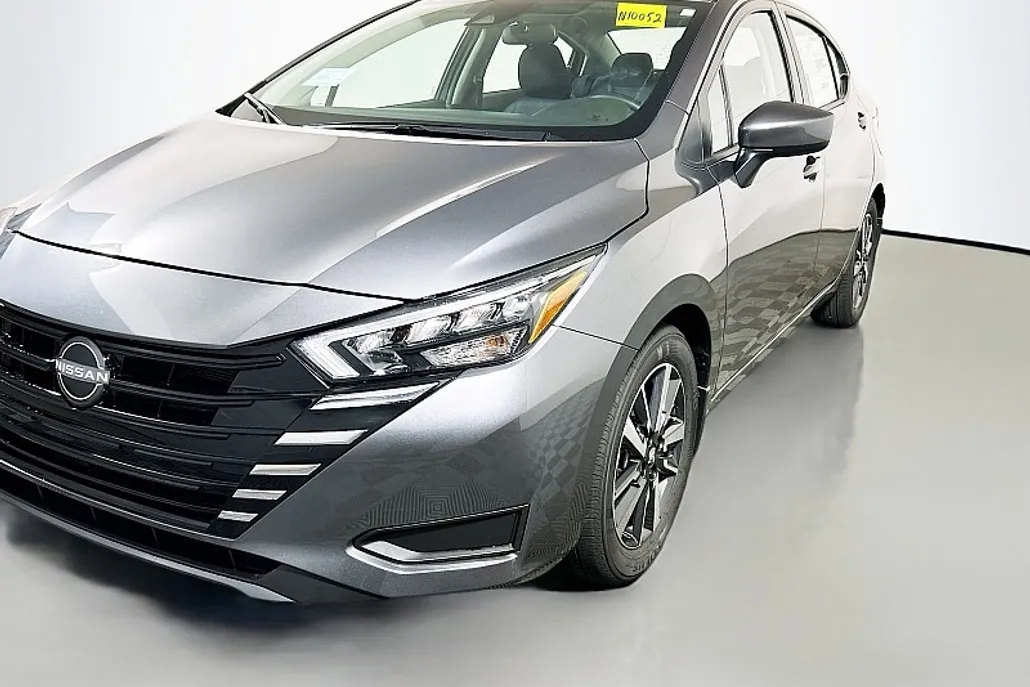 2025 Nissan Versa 1.6 SV photo 1
