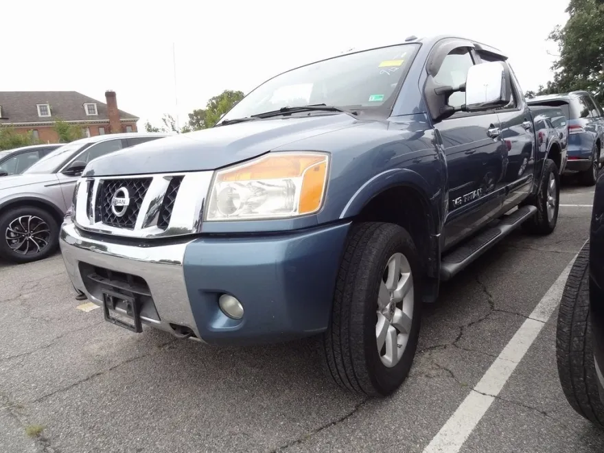 2011 Nissan Titan SL photo 1