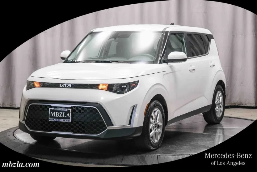 2023 Kia Soul LX photo 1