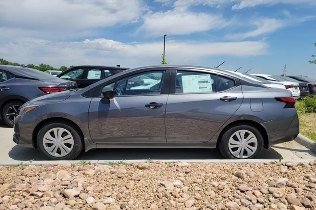 2025 Nissan Versa 1.6 S photo 1