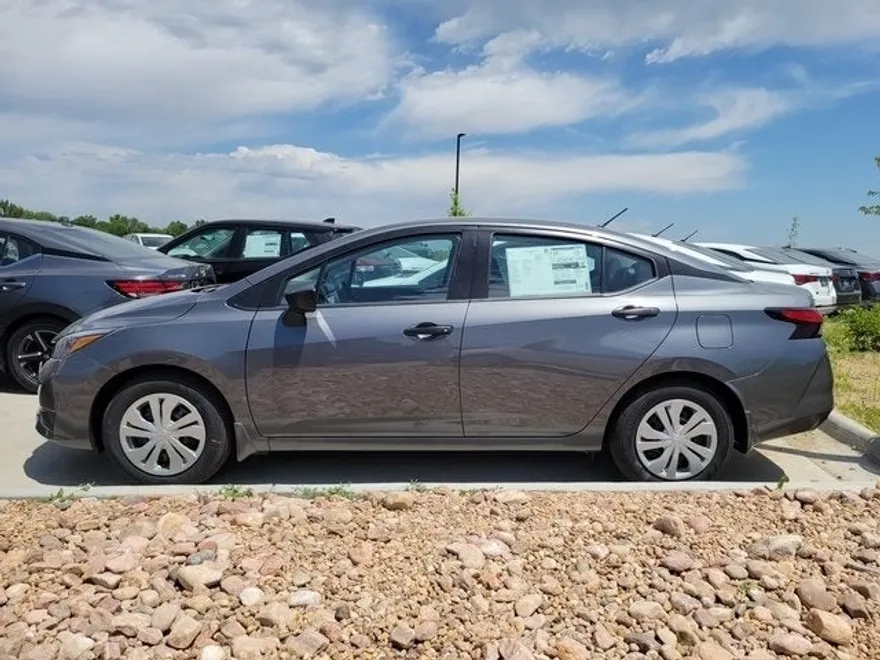 2025 Nissan Versa 1.6 S photo 1