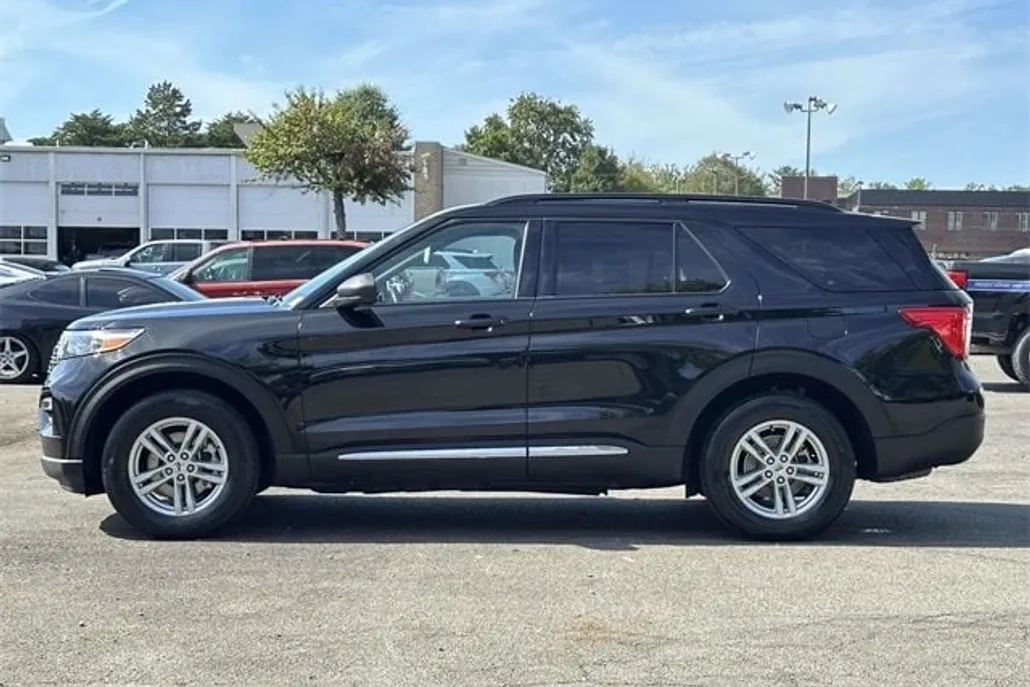 2022 Ford Explorer XLT photo 1