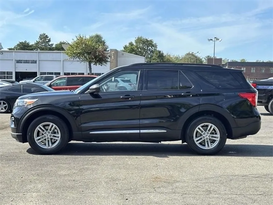 2022 Ford Explorer XLT photo 1