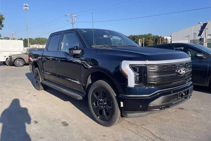 2025 Ford F-150 Lightning Platinum photo 1