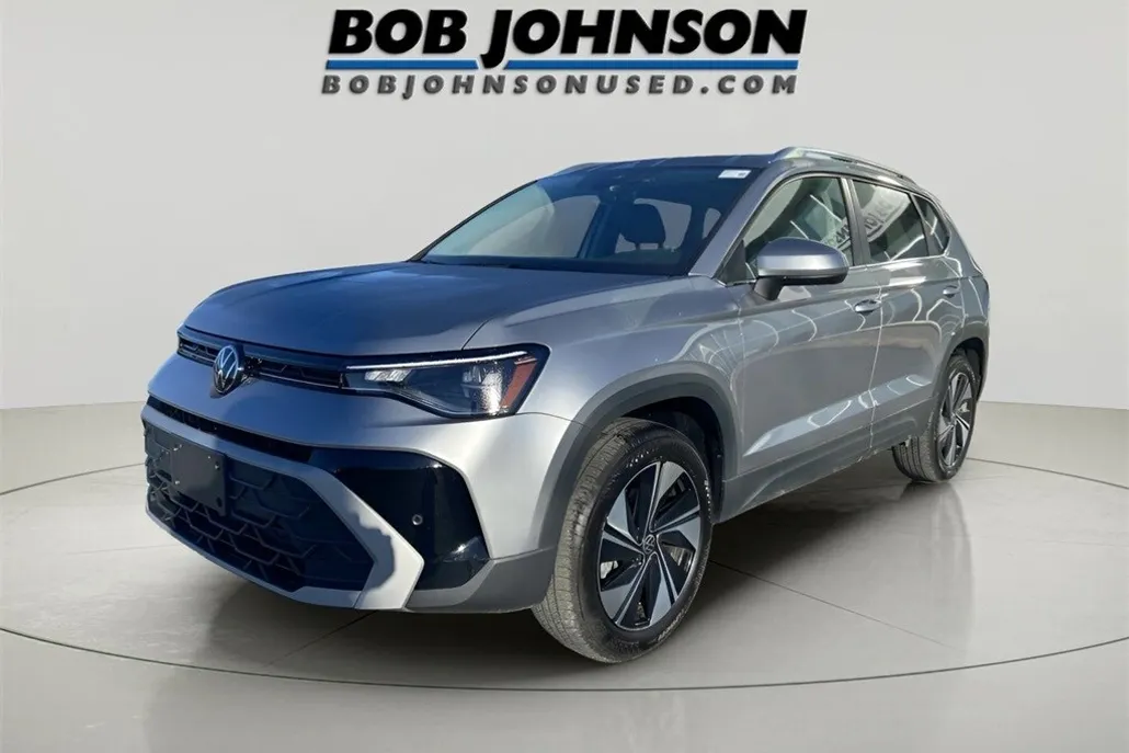 2025 Volkswagen Taos SE photo 1