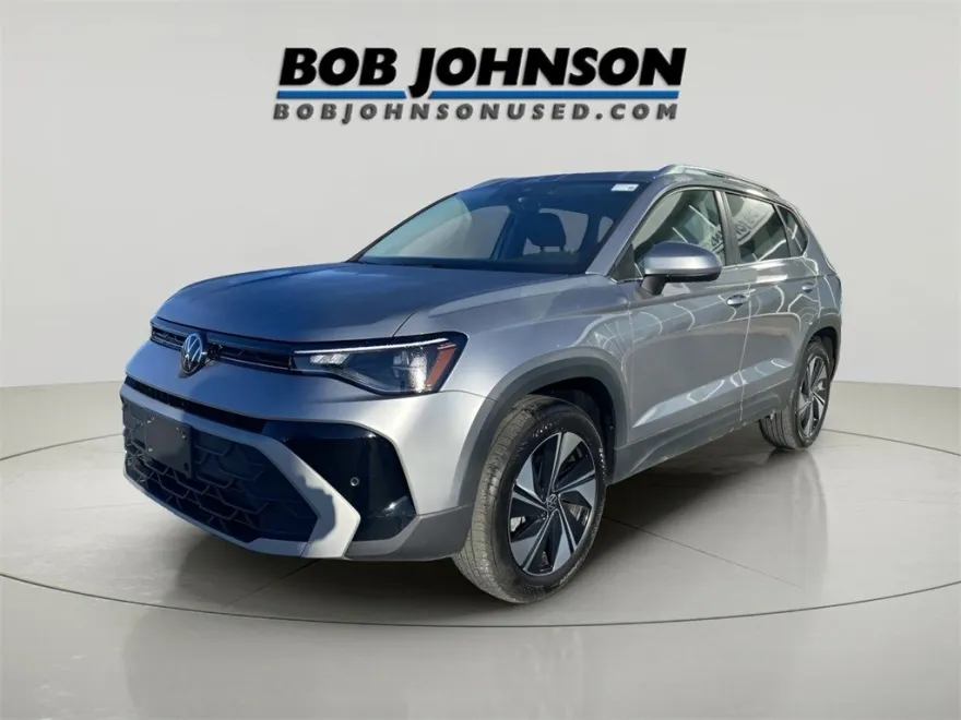2025 Volkswagen Taos SE photo 1