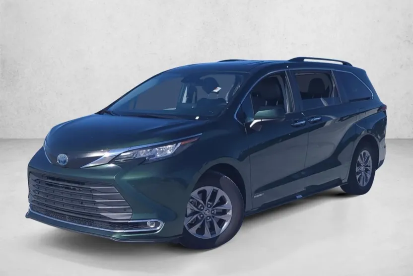 2021 Toyota Sienna XLE photo 1