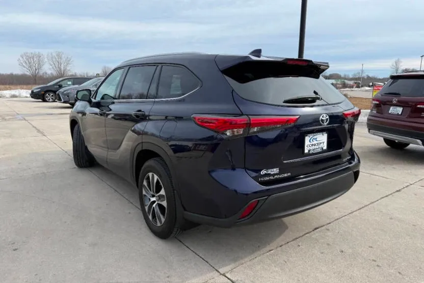2022 Toyota Highlander XLE photo 1