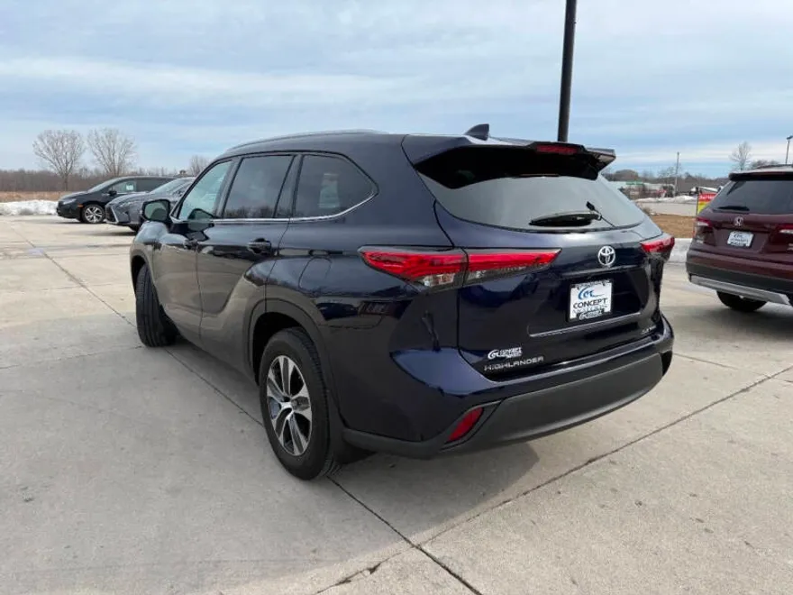 2022 Toyota Highlander XLE photo 1