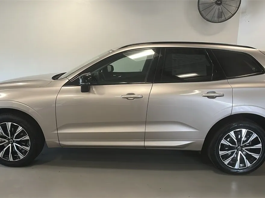 2025 Volvo XC60 B5 Plus photo 1
