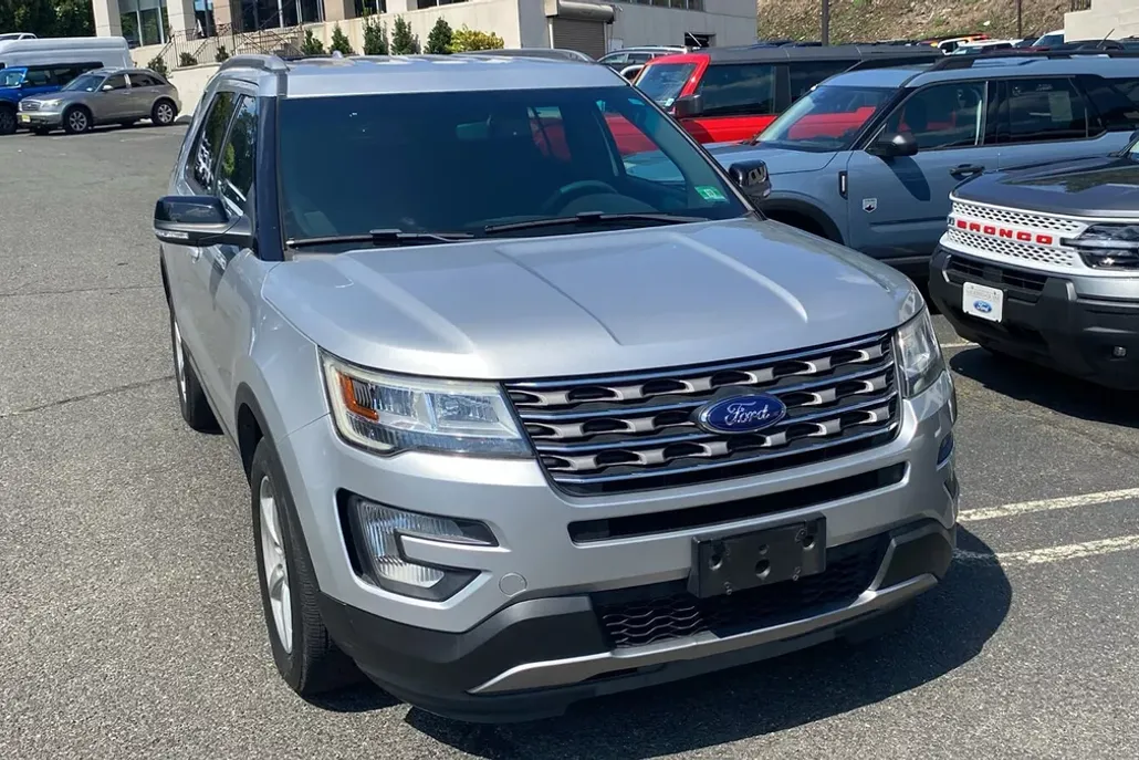 2016 Ford Explorer XLT photo 1