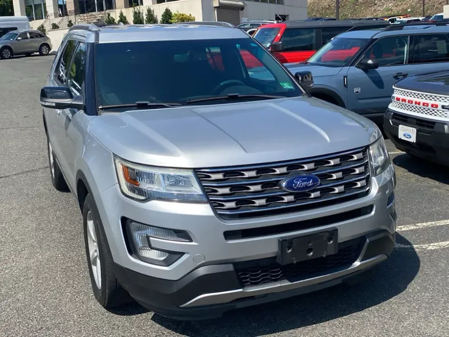 2016 Ford Explorer XLT photo 1