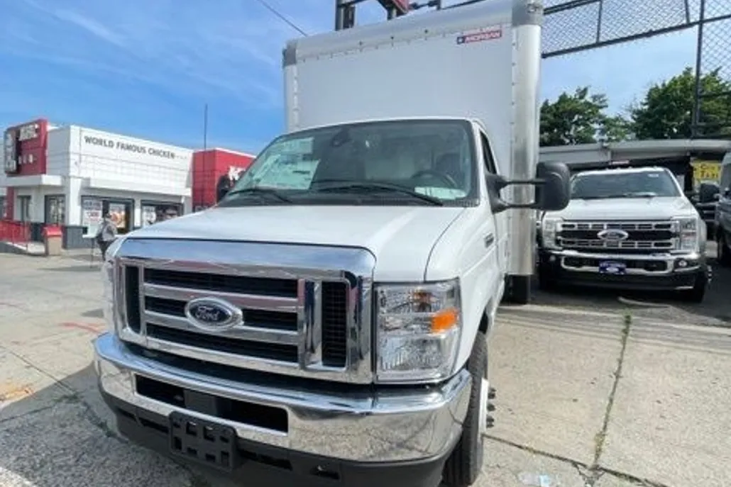 2025 Ford E-350 photo 1