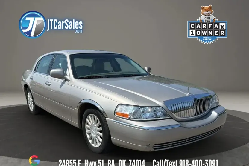 2003 Lincoln Town Car Signature photo 1