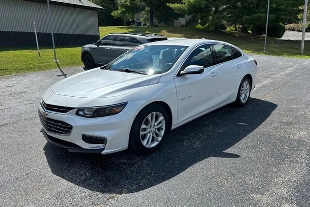 2017 Chevrolet Malibu 1LT photo 1