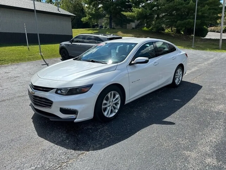 2017 Chevrolet Malibu 1LT photo 1